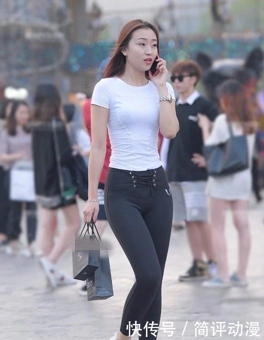 穿搭|紧身T恤搭配黑色铅笔裤,低调搭配凸显高调的美,造型依旧很有范