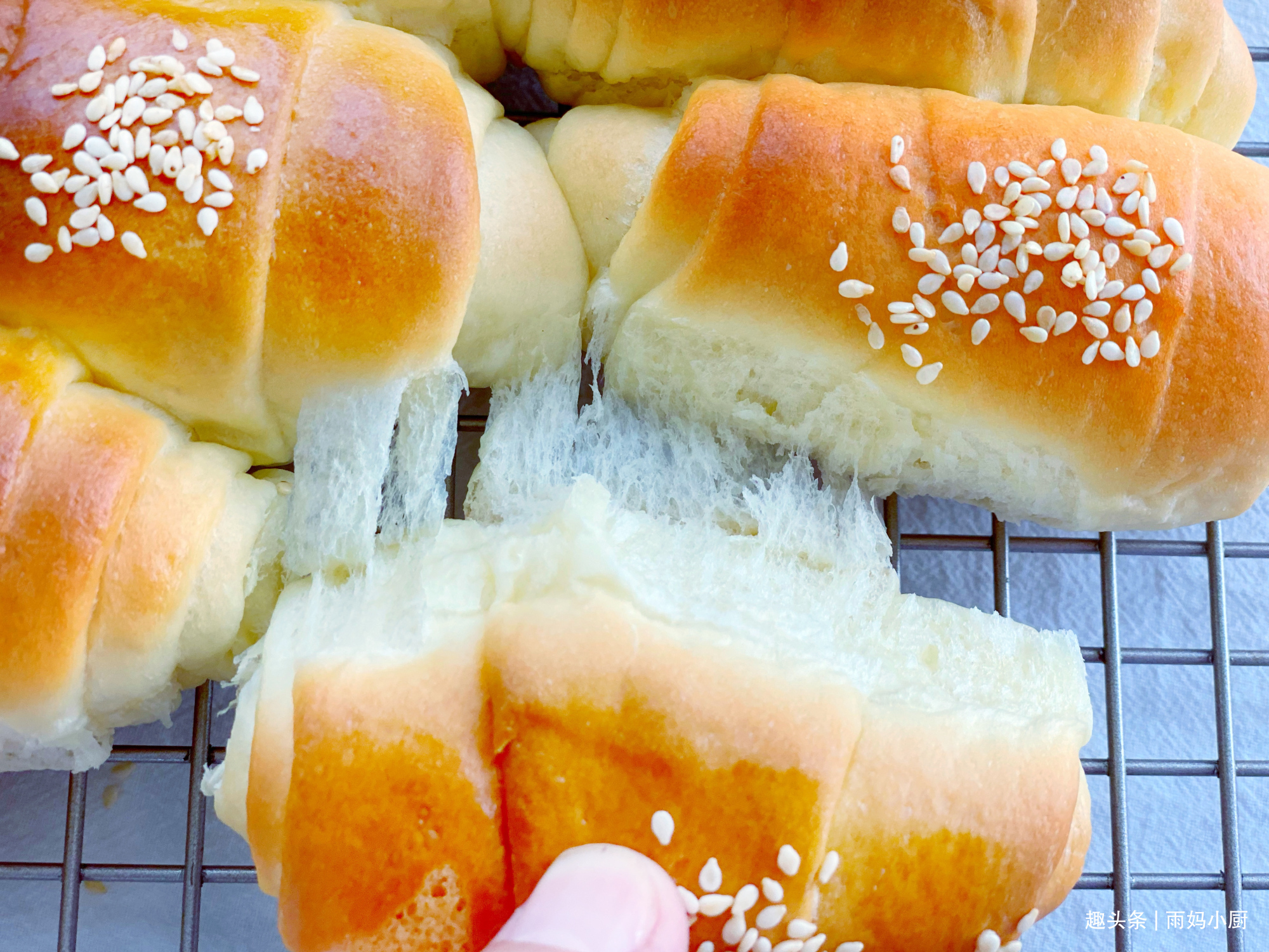 用了九年的面包配方,奶香浓郁又拉丝,做法简单,比买的好吃