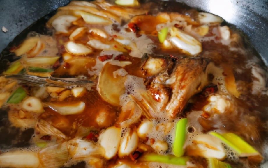 草鱼我家从不清蒸,放鸡蛋液里裹一裹,出锅解馋过瘾,连汤也不剩