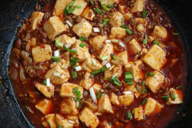 一碗米饭，麻婆豆腐的汤汁淋上，没有3碗饭是不会饱的