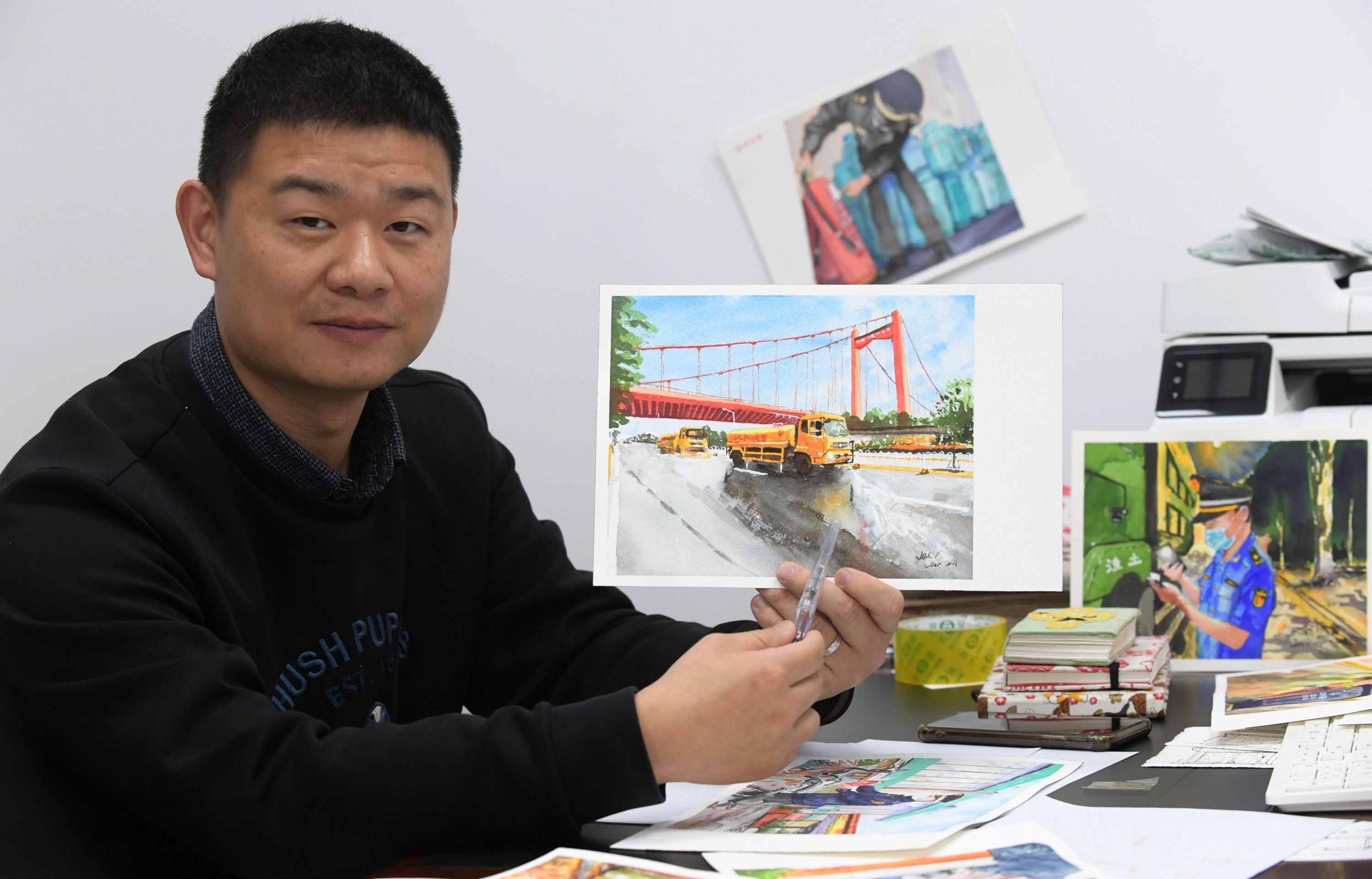 这位城管人，画出了这一年的难忘瞬间，还想画武汉的风情万千