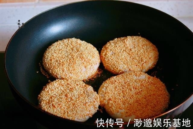 芝麻酱|酥到掉渣的烧饼，平底锅就能做，每次一斤面，咸香酥脆，出锅必光