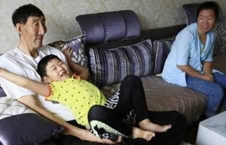 巨人|56岁中国巨人娶28岁娇妻,不顾劝阻坚持生子,现在孩子怎么样了