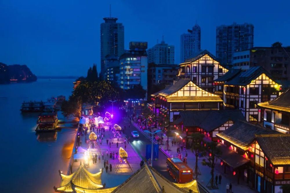 中年|乐山的夜景，好惊艳！