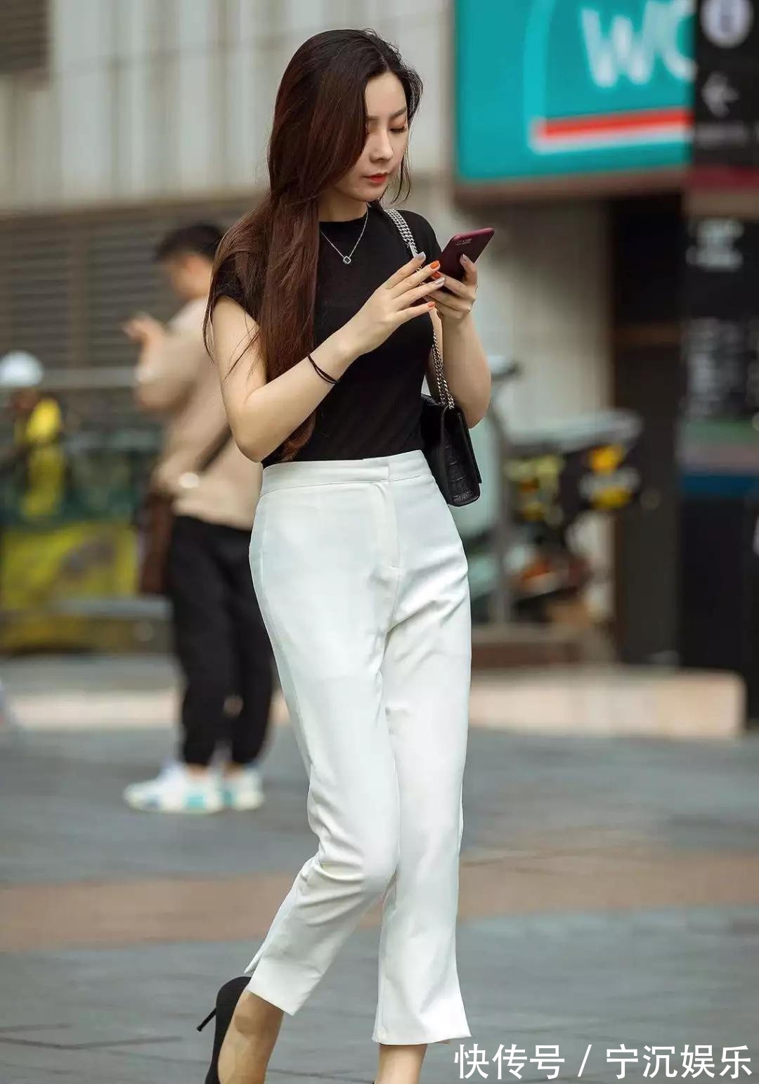 优雅 美女脚上搭配上一双尖头的高跟鞋,提升她的气质又增加身高