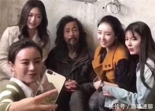 一位是流浪汉,一位是知名才女,两人书法对比,到底谁更胜一筹?