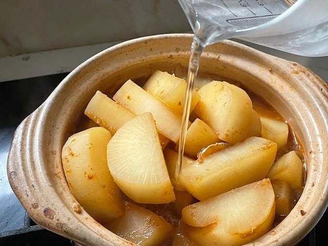 冬天多吃萝卜，自制酱汤萝卜，成本不到5元，鲜美滋补营养高