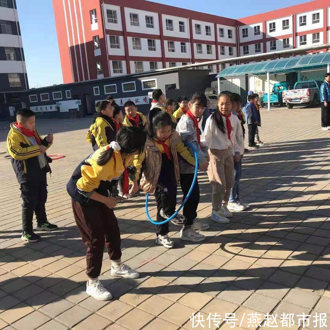 隧道|河间市第二实验小学：“趣味游戏”比赛让操场变成欢乐海洋