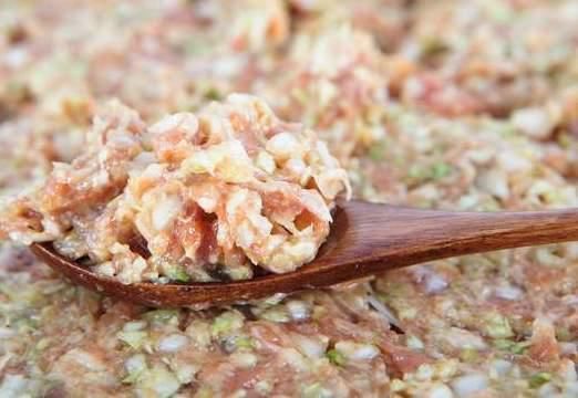 给肉馅去腥别再用料酒了,大厨教你一个妙招,肉馅鲜香又多汁