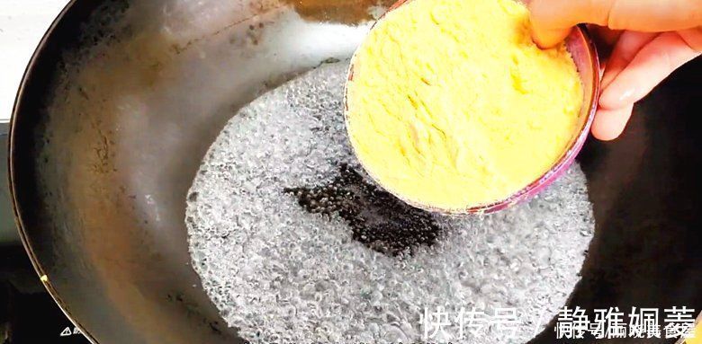 面团|玉米面倒进开水锅里,瞬间变美食,一周吃6次都嫌少,营养又解馋