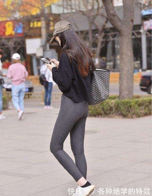 一字肩 披肩秀发的一字肩瑜伽裤美女,才能让着装演绎出时髦感,身材高挑!