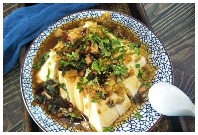 皮蛋豆腐新吃法，皮蛋不溏心不粘刀，爽口滑嫩，学会不用去饭店了