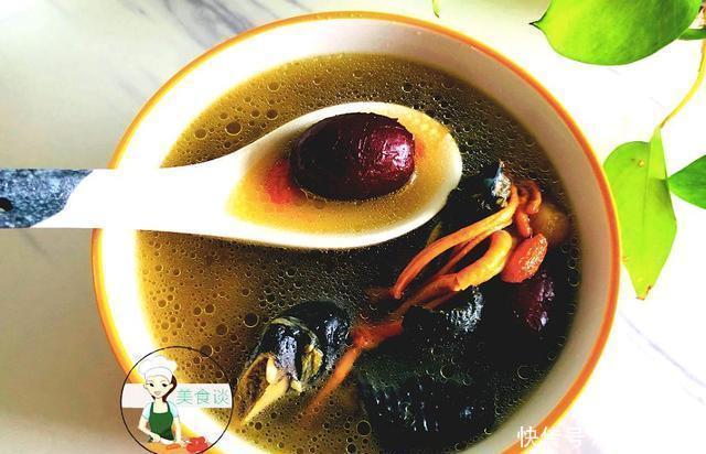 虫草花乌鸡|冷天,此肉女人要多吃,比牛肉羊肉强,煮汤鲜甜营养,冬天不怕冷