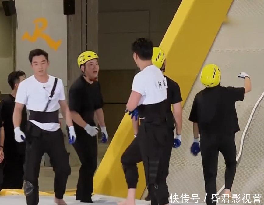 郑恺|《奔跑吧》节目组搞两种待遇,人梯大战素人都戴头盔,跑男却没有