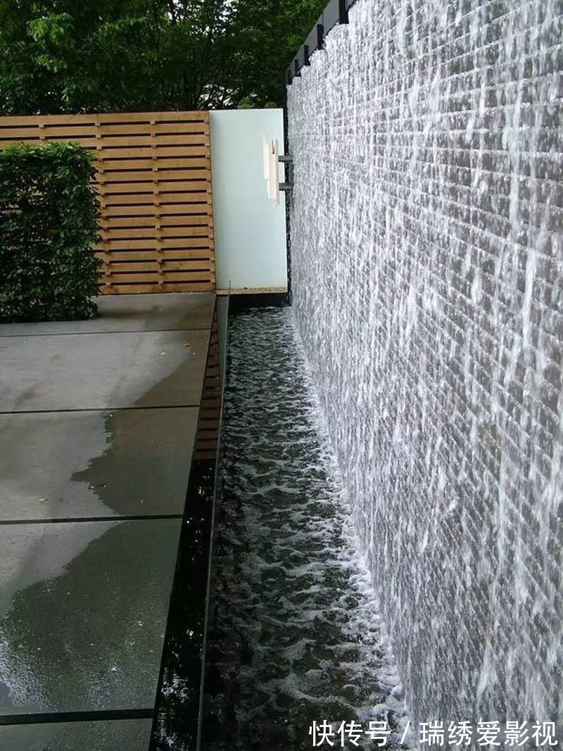 庭院|后悔在院里挖鱼池了,真不如设计一面水景墙,潺潺流水,意境满满