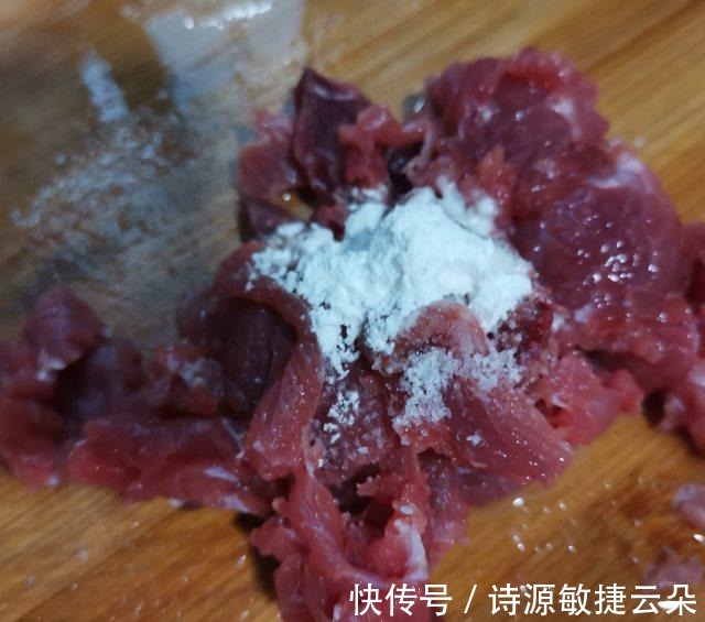金针菇|金针菇蒸牛肉，香喷喷的下饭菜！