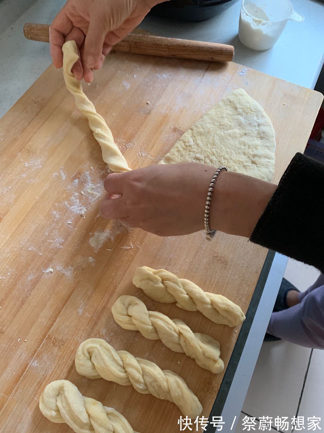 家庭自制油炸甜麻花 蓬松饱满 绵软香甜 好吃到停不下来