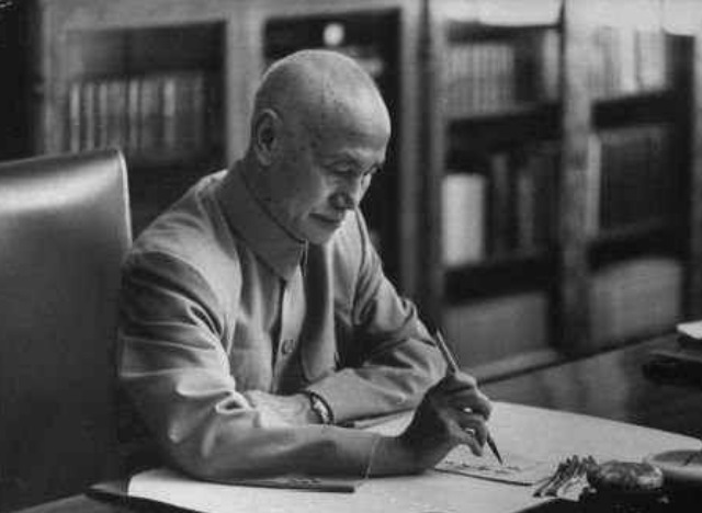 蒋介石|蒋介石临死之前,要求棺材中放五件物品,没有一样金银财宝