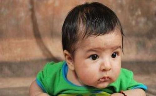 缺钙|冬天，宝宝有这3个表现的话，证明宝宝缺钙了，妈妈要重视