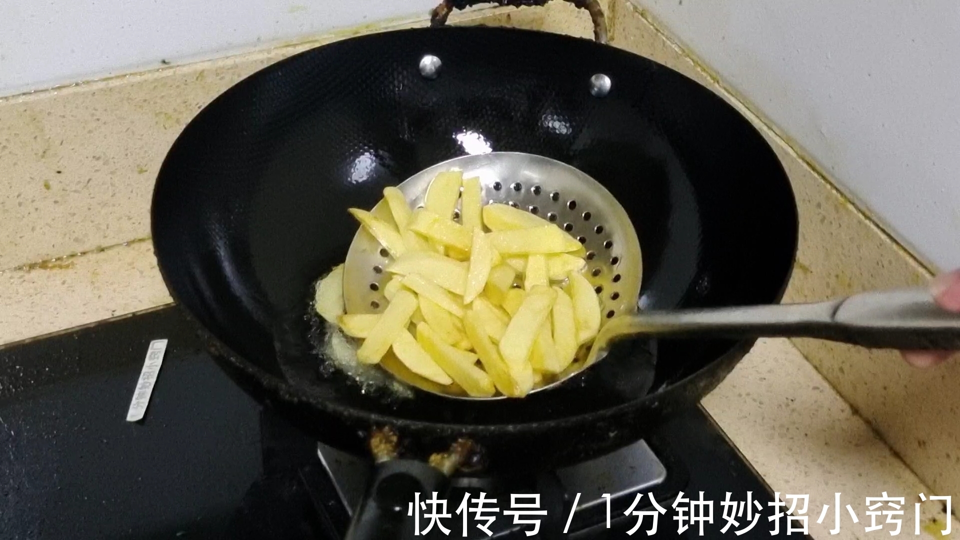 调味汁|1个茄子，3个土豆，教你解馋下饭菜，一锅米饭不够吃，比吃肉还香