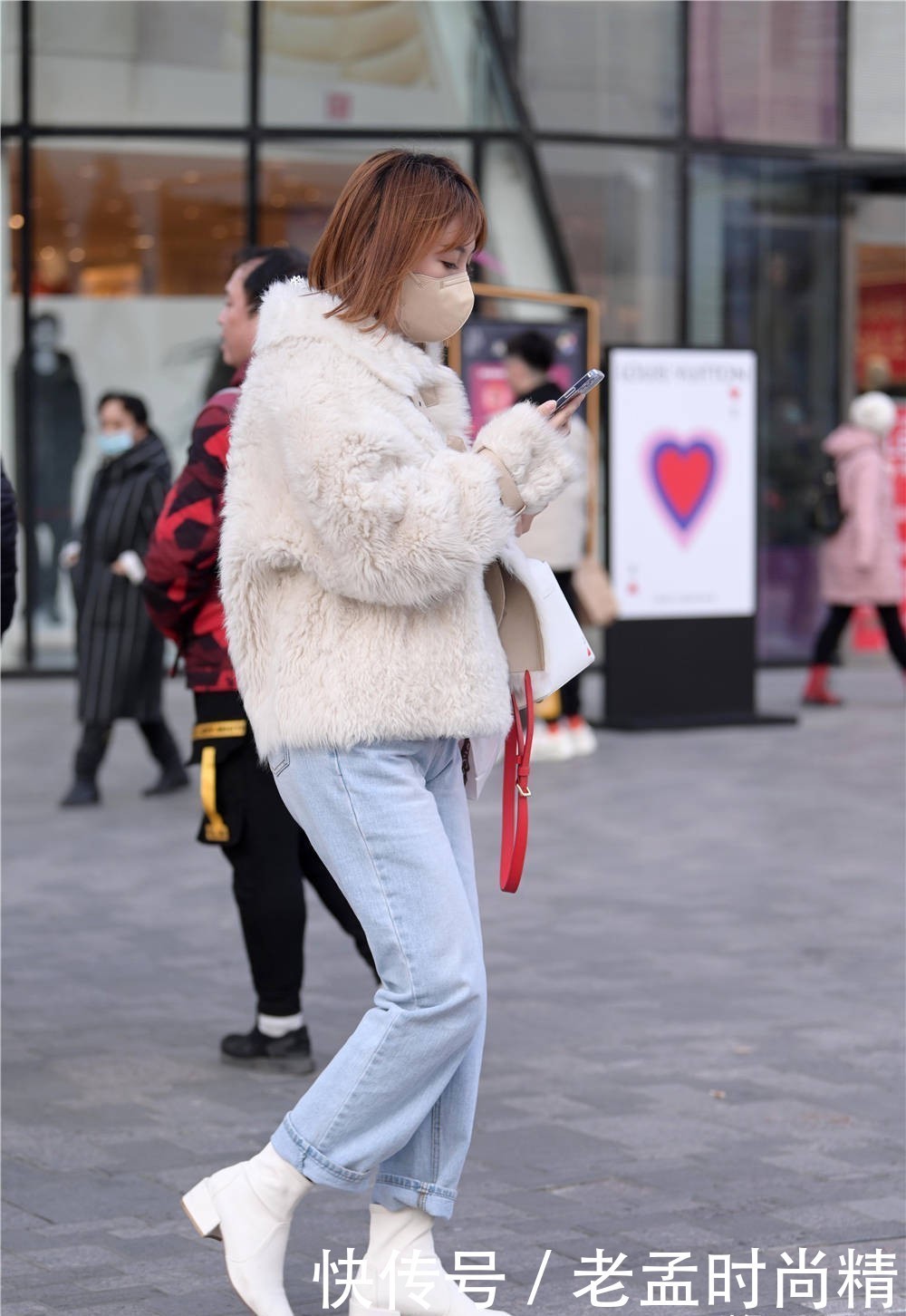 街拍: “牛仔短靴风”, 牛仔裤配各种短靴, 加上衣风格造型各一