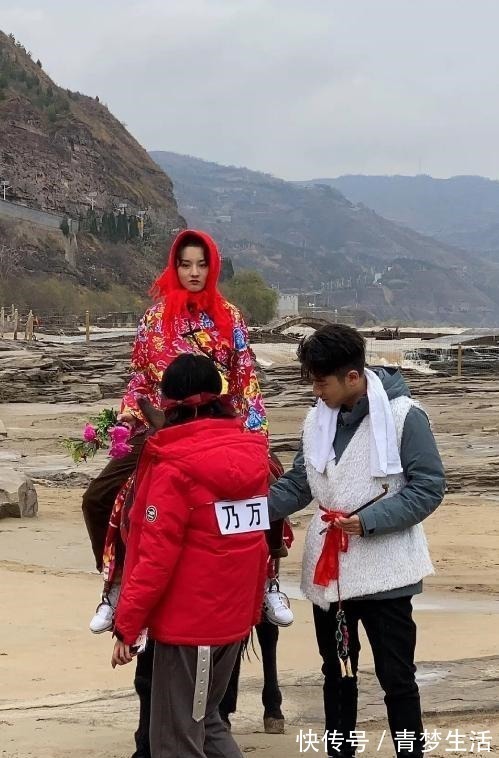 《奔跑吧9》陣容強(qiáng)大宋祖兒變村姑！baby小紅帽造型驚艷