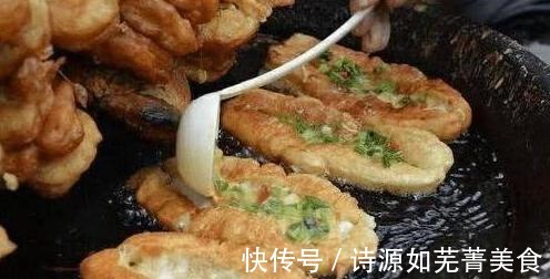 油条|大爷卖“奇葩油条”5元一根,路人嫌弃又贵又奇怪,老顾客论斤买!