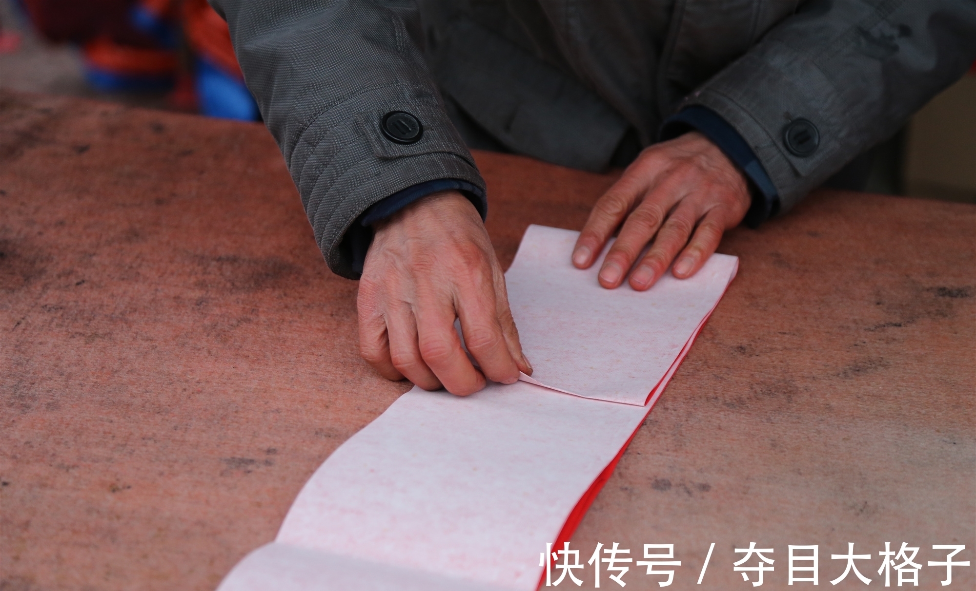 春联#书法家摆地摊写春联60载,有一种是免费写,很多年轻人不知道原因