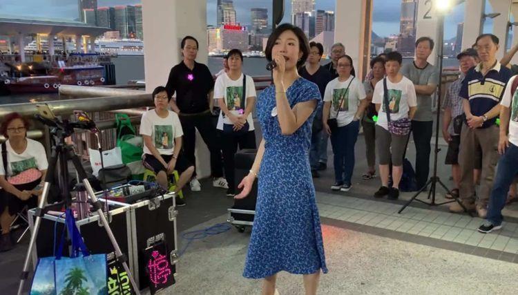 她在《星光大道》拿過冠軍,還登上央視春晚,現(xiàn)在卻街頭賣唱!