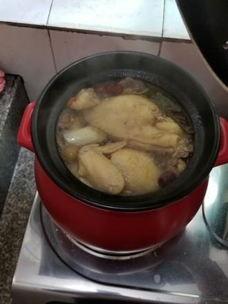 炖鸡汤，直接下锅煮就毁了，掌握一个技巧，汤清澈甘甜，鸡肉不柴