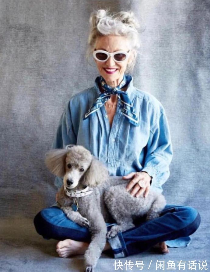 天凉|天凉又见丝巾飞舞,中国大妈当成拍照道具,法国老太却解锁了优雅