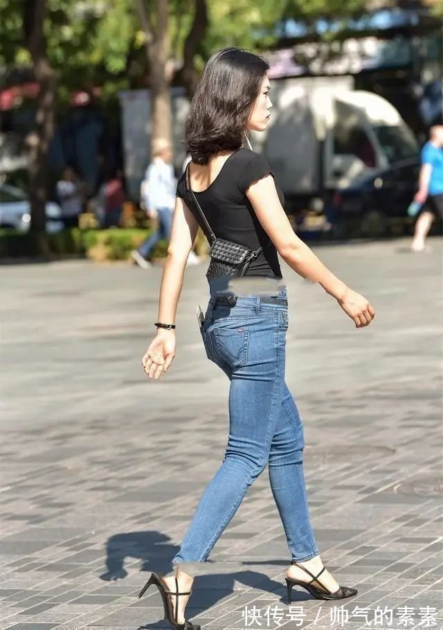 卡其色 时尚牛仔打底裤搭配甜美上衣,修身加细腿,打造比较复古风格