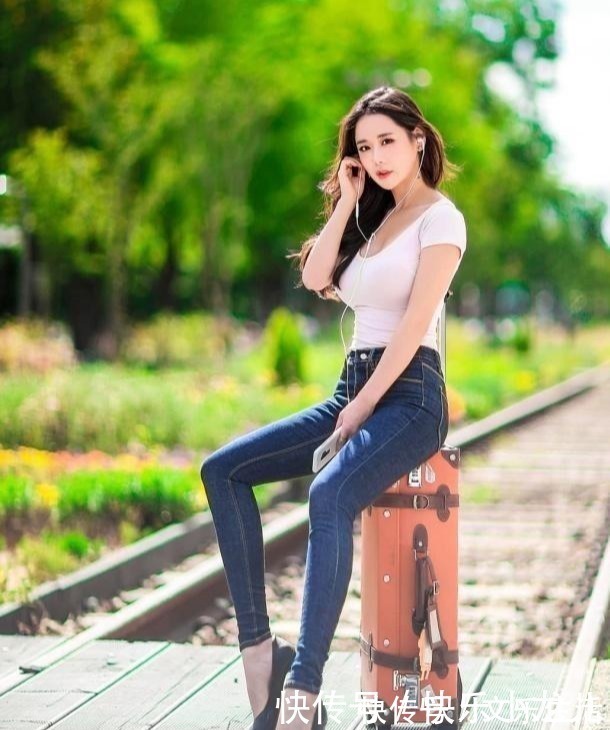 裤型 穿搭牛仔裤独特优雅,充满了美丽的曲线,特别迷人