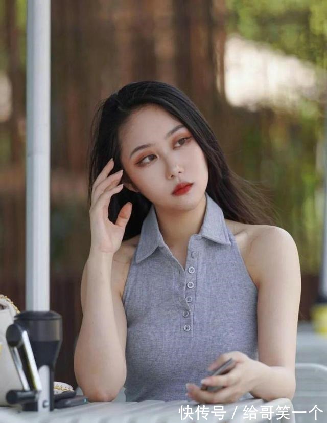 小姐姐 针织短裤的小姐姐看起来十分吸睛,给人一种优雅的时尚美感!