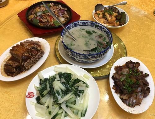 表姐非要请爸妈下馆子吃饭,5人吃了210,爸妈吃完都说赞