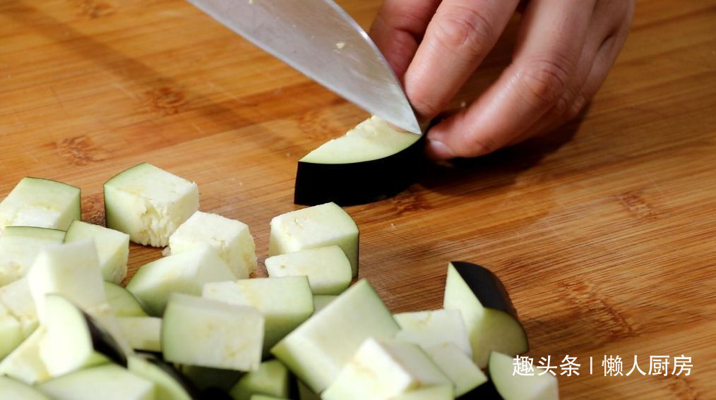 先蒸后炒，做出来的茄子不吸油，配上牛肉末一起炒，下饭好吃