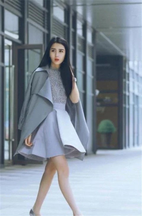 街拍：青春靓丽的美少女，路人见了都直呼太美了