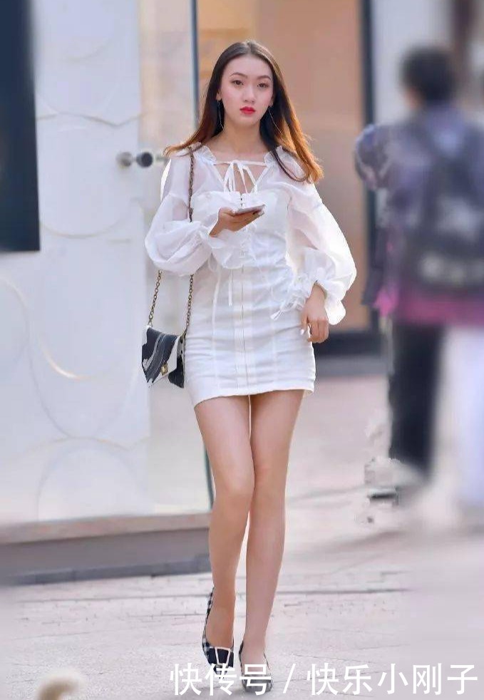 美女搭配一双高跟鞋,银白色凸显出女性的优雅气质