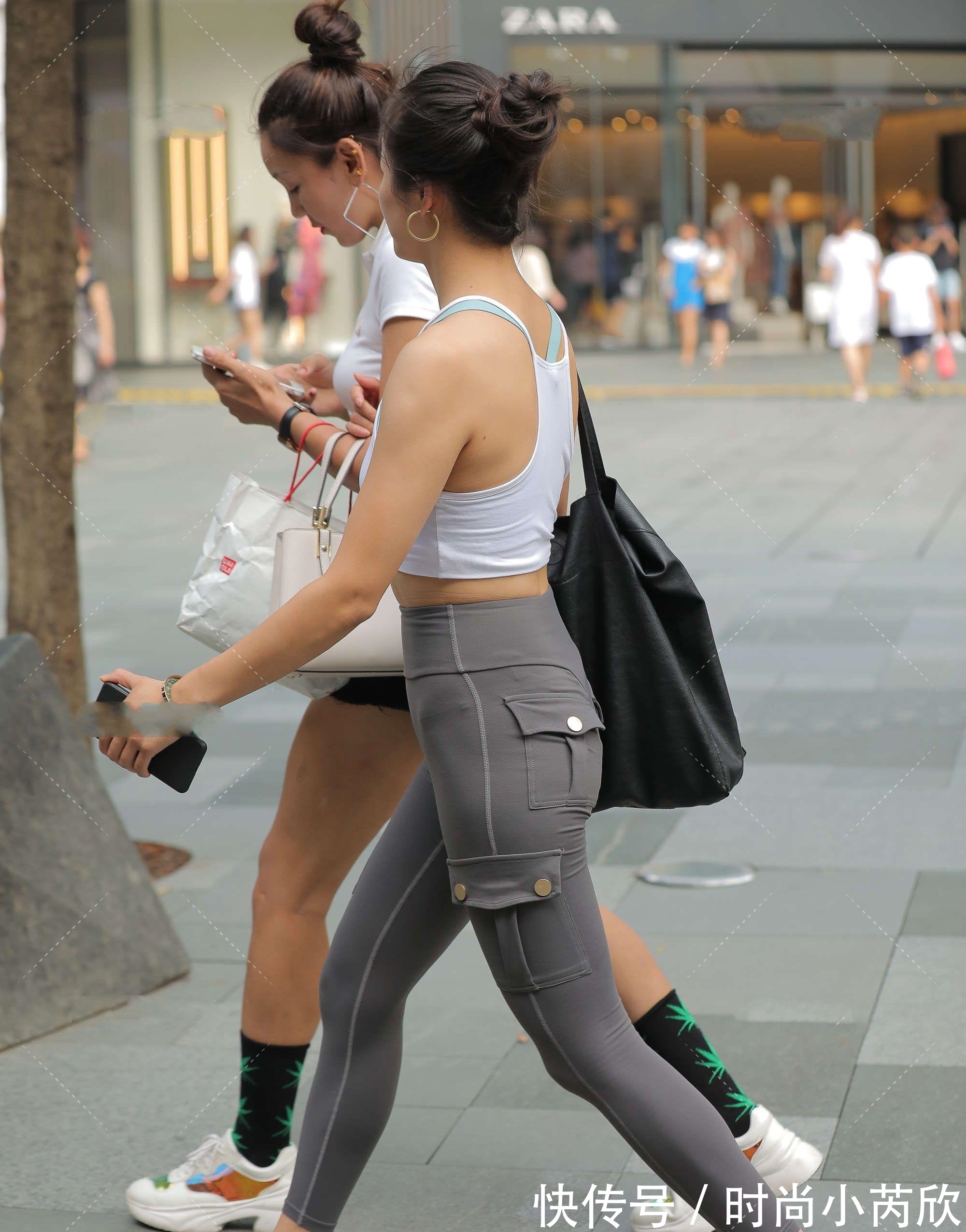 下部分 白背心与灰色裤子搭配,清新亮丽,时尚十足