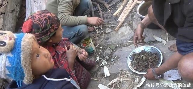 一个菜|尼泊尔农村酒席,非常简单,正餐只有一个菜,零食吃鸡肉