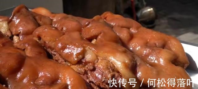 大叔擅长做小吃,女儿去给她当助手,5元一个出摊1小时就抢光!