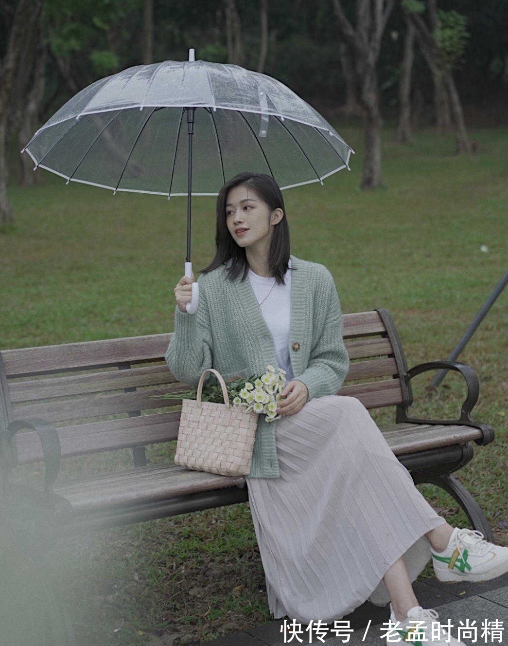 针织|街拍:25+小姐姐用一身青绿针织衫配百褶裙,诠释什么叫优雅温柔