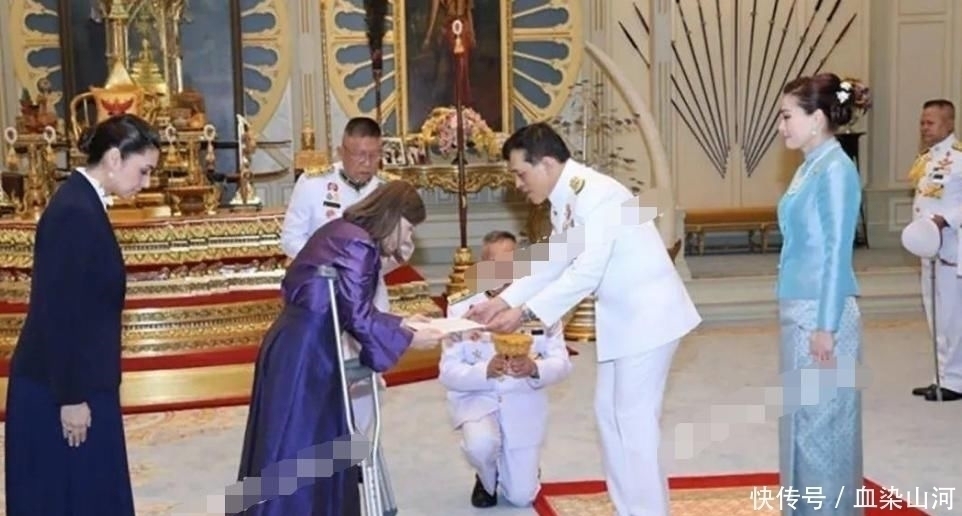 小白花$苏提达王后接待外宾珠光宝气,诗妮娜贵妃却戴廉价小白花楚楚可怜