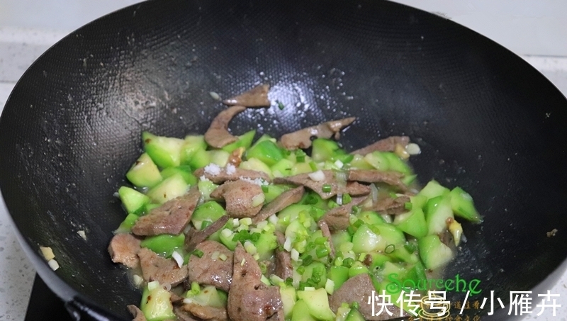 香葱|夏天要多吃此瓜，清热解暑，加猪肝炒一炒，脆甜鲜美营养高！