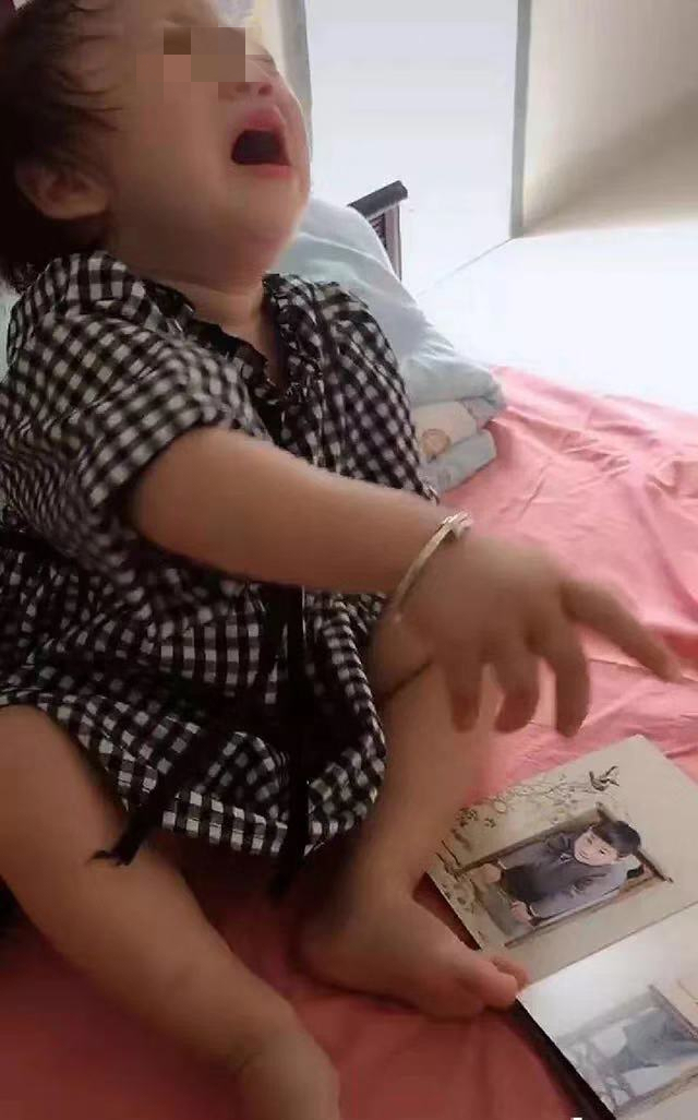 女儿|女儿发现“全家福”照片没有自己,难过到号啕大哭,妈妈笑翻了