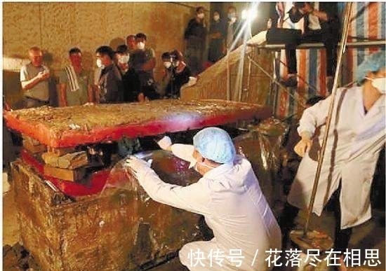考古队@村民挖出一具800年水棺,开棺后却吓退考古队,专家大喊:有水银