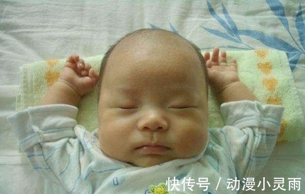 新生儿|为什么宝宝喜欢“投降式”睡姿？看完后可别把宝宝胳膊拿下来了