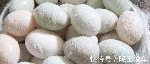 腌咸鸭蛋有窍门：只需2种辅料，10天就熟，蛋黄流油起沙，超级香