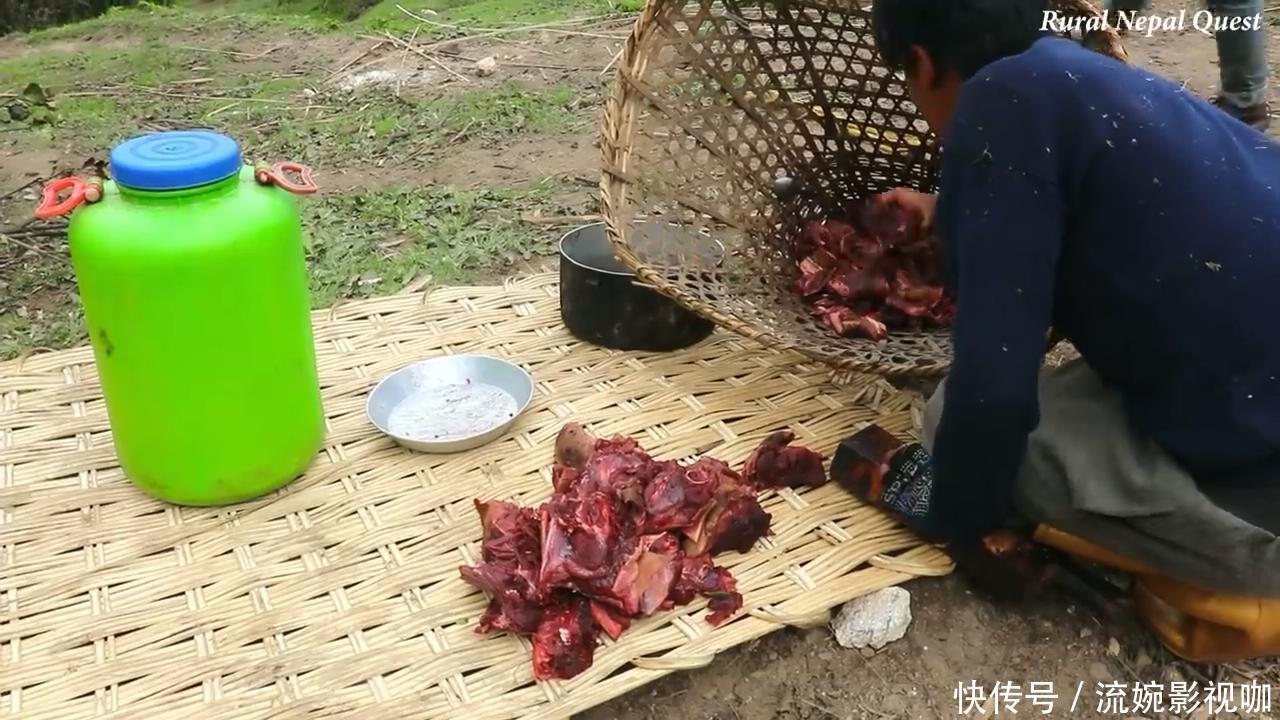 中国小伙在尼泊尔花8000卢比买下一头羊，请当地老人吃羊肉