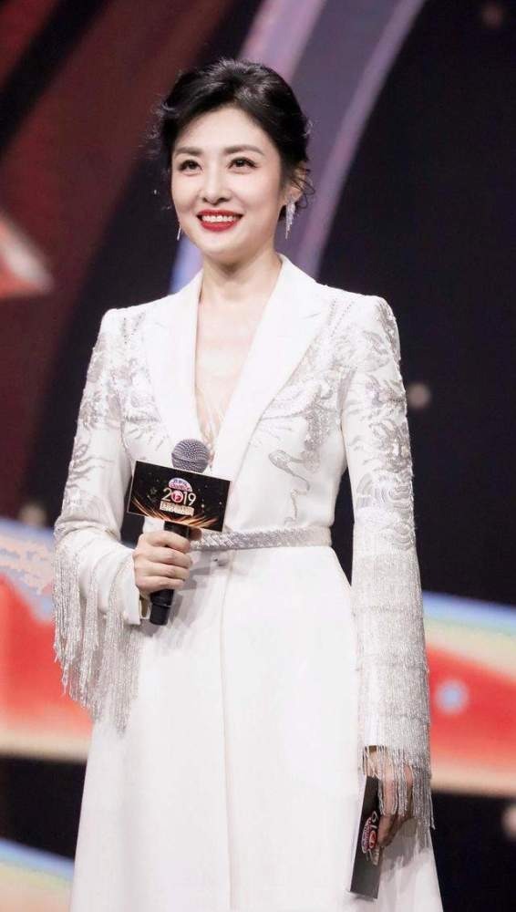 气场|周涛罕见“耍帅”，一身黑色西服套装干练利落，知性又有气场